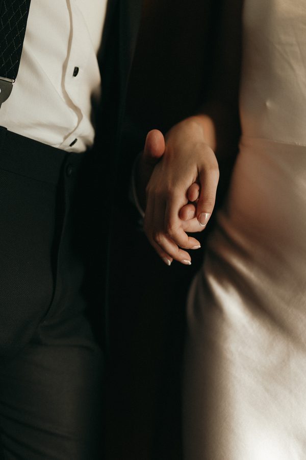 Traje oscuro con corbata de mono