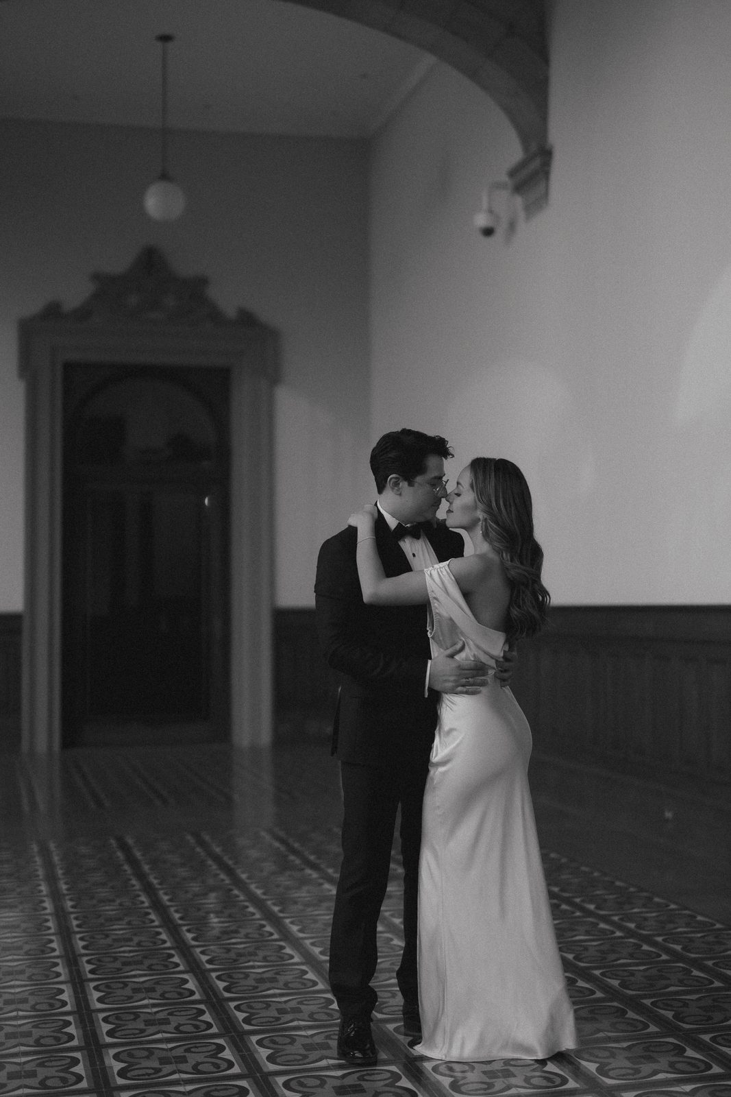 Los novios en el pasillo