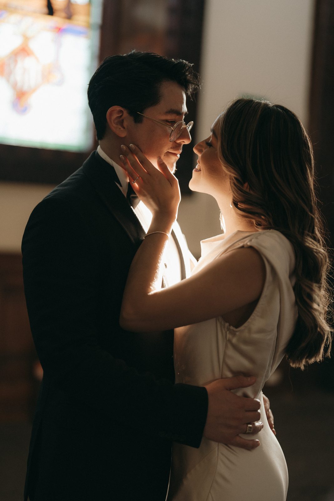 Los novios frente al vitral