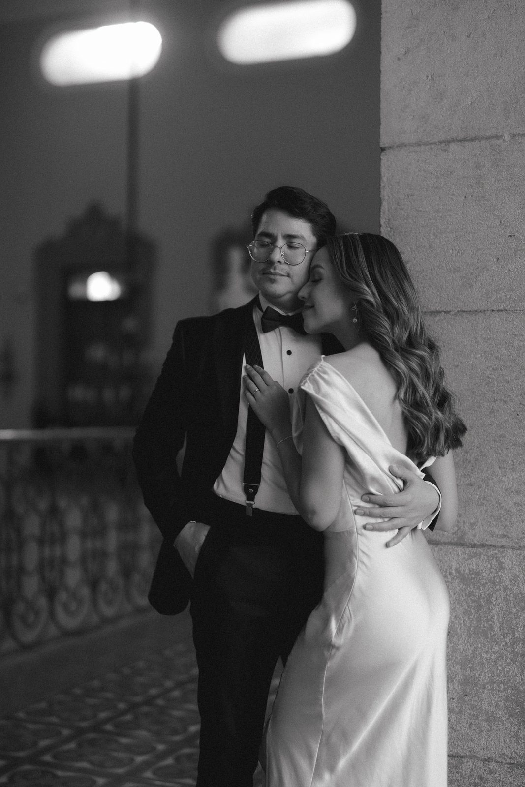 Los novios bajo la luz, en blanco y negro