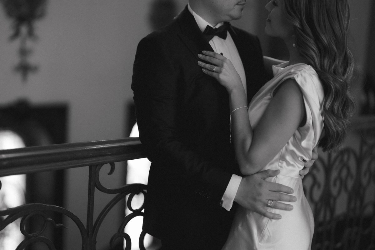 Los novios en la escalera principal