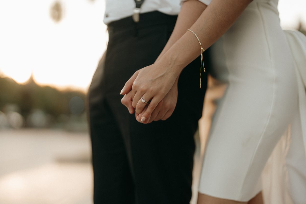 Manos entrelazadas de los novios